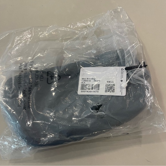 lululemon athletica Handbags - Lululemon Mini BLK Everywhere Belt Bag